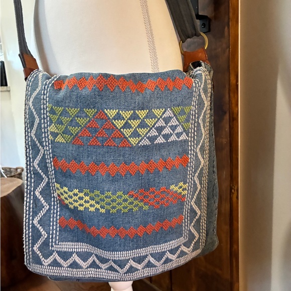 Lucky Brand Boho Denim Crossbody Bag with Leather Accents & Embroidery EUC - Picture 2 of 4